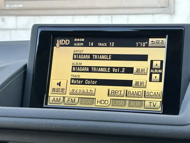 レクサス ＣＴ 200h バージョンL 福岡県 2012(平24)年 11.5万km ホワイトパールクリスタルシャイン 純正HDDナビ/(AM/FM/Bluetooth/CD/DVD/フルセグTV)/バックカメラ/黒レザーシート/ビルトインETC/パドルシフト/前後ドライブレコーダーCOMTEC【HDR360GW/HDR360GS】/オートライト/クルーズコントロール/クリアランスソナー/コーナーセンサー/革巻きステアリング/ステアリングヒーター/ポジションメモリースイッチ(D席)/パワーシート(D席)/シートヒーター(D/N席)/ヘッドライトクリーナー/盗難防止装置/電格ウィンカーミラー/プッシュスタート/純正フロアマット/純正１７インチアルミホイール/ステアリングスイッチ/フロントフォグランプ/スペアキー×１/カードキー×１/ドアバイザー/クイックガイド/ドラレコ取扱説明書/ナビ取扱説明書/取扱説明書/保証書