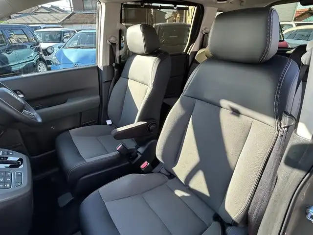 ホンダ フリード ハイブリット e:HEV クロスター 愛知県 2025(令7)年 0.5万km ベージュ 〇ギャザーズディスプレイオーディオ/〇両側パワースライドドア/〇バックカメラ/〇アダプティブクルーズコントロール/〇ホンダセンシング/〇ブラインドスポットインフォメーション/〇オートハイビーム/〇LEDヘッドランプ/〇LEDフロントフォグランプ/〇革巻きシフトノブ/〇革巻きステアリングホイール/〇合皮/撥水ファブリックコンビシート/〇シートヒーター/〇純正15インチアルミホイール/〇スマートキーシステム/〇スペアスマートキー/〇禁煙車