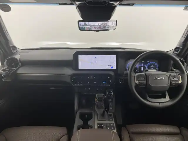 トヨタ ランドクルーザー ２５０ ZX 富山県 2025(令7)年 0.6万km プラチナホワイトパールマイカ 4WD/ディーゼルターボ/サンルーフ/モデリスタフロントバンパーガード/モデリスタフロントアンダーカバー/モデリスタリアバンパーガーニッシュ/モデリスタオーバーフェンダー/寒冷地仕様/純正ナビ（AM/FM/USB/BT/HDMI/Miracast）/フルセグTV/JBLプレミアムサウンド/パノラミックビューモニター/プリクラッシュセーフティ/レーダークルーズコントロール/レーンディパーチャーアラート/ブラインドスポットモニター/オートマチックハイビーム/プロジェクタ式LEDヘッドライト/クリアランスソナー/マルチテレインセレクト/電動格納サードシート/電動リアゲート/茶革シート/1・2列目温熱＋ベンチレーションシート/デジタルインナーミラー/ビルトインETC2.0/AC100V充電/パドルシフト/スマートキー×２/プッシュスタート/純正20インチAW/純正フロアマット