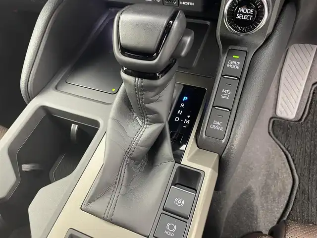トヨタ ランドクルーザー ２５０ ZX 富山県 2025(令7)年 0.6万km プラチナホワイトパールマイカ 4WD/ディーゼルターボ/サンルーフ/モデリスタフロントバンパーガード/モデリスタフロントアンダーカバー/モデリスタリアバンパーガーニッシュ/モデリスタオーバーフェンダー/寒冷地仕様/純正ナビ（AM/FM/USB/BT/HDMI/Miracast）/フルセグTV/JBLプレミアムサウンド/パノラミックビューモニター/プリクラッシュセーフティ/レーダークルーズコントロール/レーンディパーチャーアラート/ブラインドスポットモニター/オートマチックハイビーム/プロジェクタ式LEDヘッドライト/クリアランスソナー/マルチテレインセレクト/電動格納サードシート/電動リアゲート/茶革シート/1・2列目温熱＋ベンチレーションシート/デジタルインナーミラー/ビルトインETC2.0/AC100V充電/パドルシフト/スマートキー×２/プッシュスタート/純正20インチAW/純正フロアマット