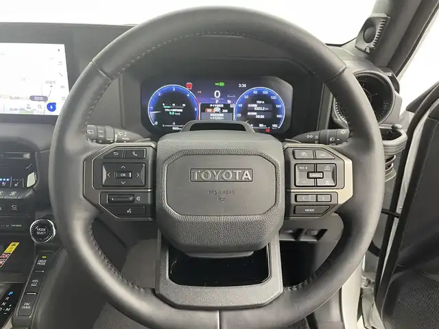 トヨタ ランドクルーザー ２５０ ZX 富山県 2025(令7)年 0.6万km プラチナホワイトパールマイカ 4WD/ディーゼルターボ/サンルーフ/モデリスタフロントバンパーガード/モデリスタフロントアンダーカバー/モデリスタリアバンパーガーニッシュ/モデリスタオーバーフェンダー/寒冷地仕様/純正ナビ（AM/FM/USB/BT/HDMI/Miracast）/フルセグTV/JBLプレミアムサウンド/パノラミックビューモニター/プリクラッシュセーフティ/レーダークルーズコントロール/レーンディパーチャーアラート/ブラインドスポットモニター/オートマチックハイビーム/プロジェクタ式LEDヘッドライト/クリアランスソナー/マルチテレインセレクト/電動格納サードシート/電動リアゲート/茶革シート/1・2列目温熱＋ベンチレーションシート/デジタルインナーミラー/ビルトインETC2.0/AC100V充電/パドルシフト/スマートキー×２/プッシュスタート/純正20インチAW/純正フロアマット