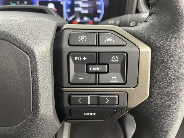 トヨタ ランドクルーザー ２５０ ZX 富山県 2025(令7)年 0.6万km プラチナホワイトパールマイカ 4WD/ディーゼルターボ/サンルーフ/モデリスタフロントバンパーガード/モデリスタフロントアンダーカバー/モデリスタリアバンパーガーニッシュ/モデリスタオーバーフェンダー/寒冷地仕様/純正ナビ（AM/FM/USB/BT/HDMI/Miracast）/フルセグTV/JBLプレミアムサウンド/パノラミックビューモニター/プリクラッシュセーフティ/レーダークルーズコントロール/レーンディパーチャーアラート/ブラインドスポットモニター/オートマチックハイビーム/プロジェクタ式LEDヘッドライト/クリアランスソナー/マルチテレインセレクト/電動格納サードシート/電動リアゲート/茶革シート/1・2列目温熱＋ベンチレーションシート/デジタルインナーミラー/ビルトインETC2.0/AC100V充電/パドルシフト/スマートキー×２/プッシュスタート/純正20インチAW/純正フロアマット