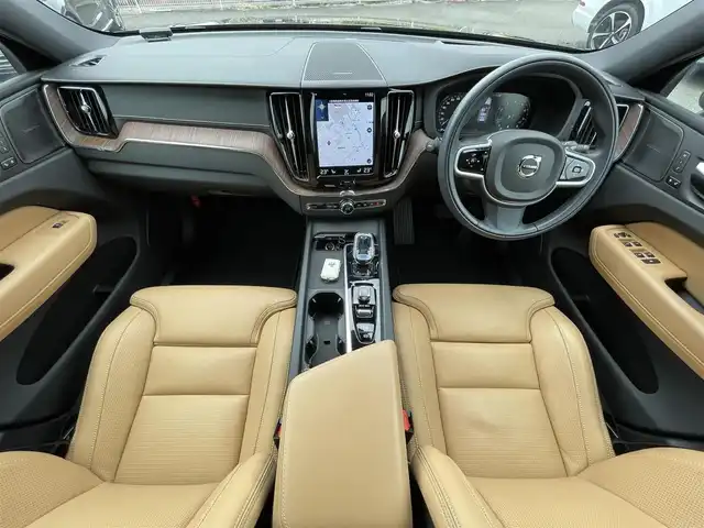 ボルボ ＸＣ６０ B5 AWD インスクリプション 静岡県 2021(令3)年 0.9万km 黒 ヘッドアップディスプレイ/ガラスルーフ/茶革/harman/kardonスピーカー/メモリー付きパワーシート/全席シートヒーター/ステアリングヒーター/純正ナビ/(Bluetooth/AppleCarPlay/iPod/USB/フルセグ)/インテリセーフ/BLIS/ACC/ワイヤレス充電/電動リアゲート/360°カメラ/純正19インチアルミホイール/ETC/ドライブレコーダー