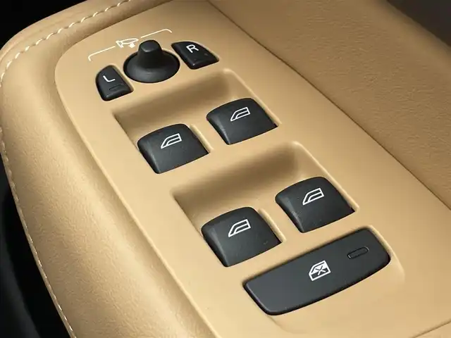 ボルボ ＸＣ６０ B5 AWD インスクリプション 静岡県 2021(令3)年 0.9万km 黒 ヘッドアップディスプレイ/ガラスルーフ/茶革/harman/kardonスピーカー/メモリー付きパワーシート/全席シートヒーター/ステアリングヒーター/純正ナビ/(Bluetooth/AppleCarPlay/iPod/USB/フルセグ)/インテリセーフ/BLIS/ACC/ワイヤレス充電/電動リアゲート/360°カメラ/純正19インチアルミホイール/ETC/ドライブレコーダー