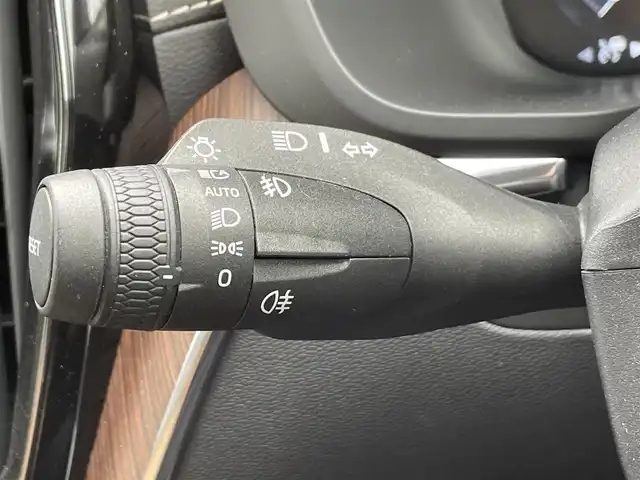 ボルボ ＸＣ６０ B5 AWD インスクリプション 静岡県 2021(令3)年 0.9万km 黒 ヘッドアップディスプレイ/ガラスルーフ/茶革/harman/kardonスピーカー/メモリー付きパワーシート/全席シートヒーター/ステアリングヒーター/純正ナビ/(Bluetooth/AppleCarPlay/iPod/USB/フルセグ)/インテリセーフ/BLIS/ACC/ワイヤレス充電/電動リアゲート/360°カメラ/純正19インチアルミホイール/ETC/ドライブレコーダー