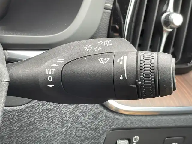 ボルボ ＸＣ６０ B5 AWD インスクリプション 静岡県 2021(令3)年 0.9万km 黒 ヘッドアップディスプレイ/ガラスルーフ/茶革/harman/kardonスピーカー/メモリー付きパワーシート/全席シートヒーター/ステアリングヒーター/純正ナビ/(Bluetooth/AppleCarPlay/iPod/USB/フルセグ)/インテリセーフ/BLIS/ACC/ワイヤレス充電/電動リアゲート/360°カメラ/純正19インチアルミホイール/ETC/ドライブレコーダー