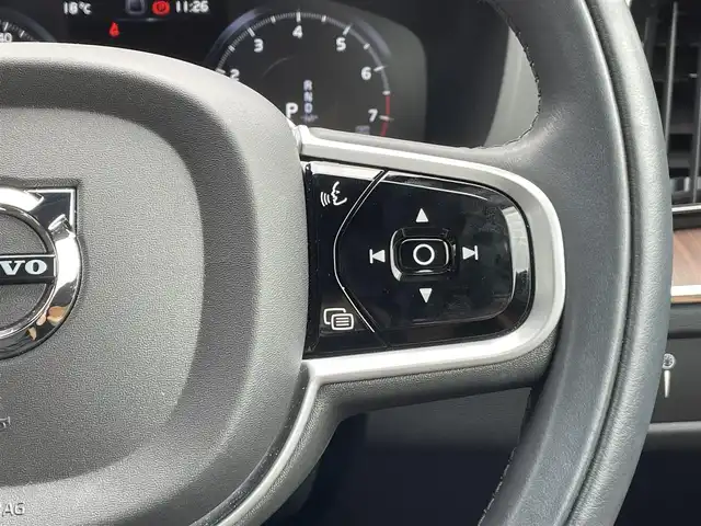 ボルボ ＸＣ６０ B5 AWD インスクリプション 静岡県 2021(令3)年 0.9万km 黒 ヘッドアップディスプレイ/ガラスルーフ/茶革/harman/kardonスピーカー/メモリー付きパワーシート/全席シートヒーター/ステアリングヒーター/純正ナビ/(Bluetooth/AppleCarPlay/iPod/USB/フルセグ)/インテリセーフ/BLIS/ACC/ワイヤレス充電/電動リアゲート/360°カメラ/純正19インチアルミホイール/ETC/ドライブレコーダー
