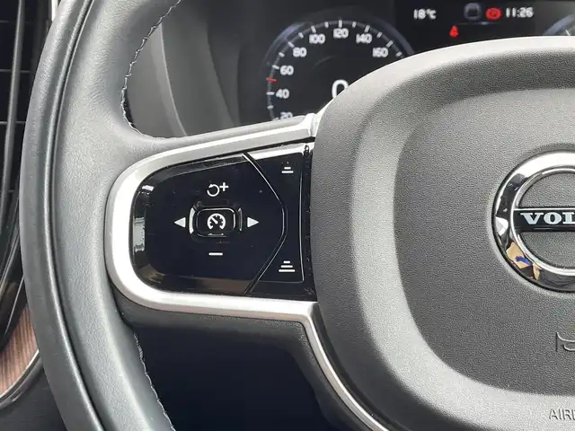 ボルボ ＸＣ６０ B5 AWD インスクリプション 静岡県 2021(令3)年 0.9万km 黒 ヘッドアップディスプレイ/ガラスルーフ/茶革/harman/kardonスピーカー/メモリー付きパワーシート/全席シートヒーター/ステアリングヒーター/純正ナビ/(Bluetooth/AppleCarPlay/iPod/USB/フルセグ)/インテリセーフ/BLIS/ACC/ワイヤレス充電/電動リアゲート/360°カメラ/純正19インチアルミホイール/ETC/ドライブレコーダー