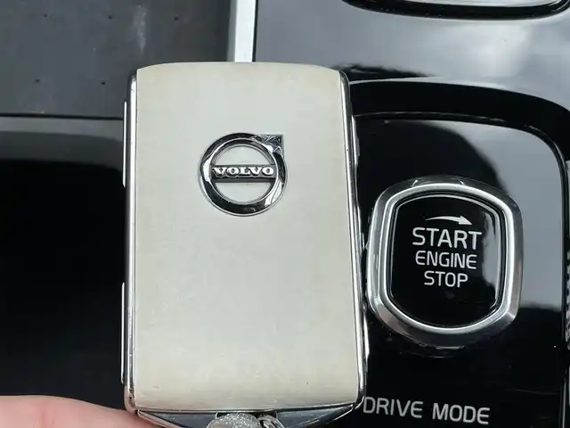 ボルボ ＸＣ６０ B5 AWD インスクリプション 静岡県 2021(令3)年 0.9万km 黒 ヘッドアップディスプレイ/ガラスルーフ/茶革/harman/kardonスピーカー/メモリー付きパワーシート/全席シートヒーター/ステアリングヒーター/純正ナビ/(Bluetooth/AppleCarPlay/iPod/USB/フルセグ)/インテリセーフ/BLIS/ACC/ワイヤレス充電/電動リアゲート/360°カメラ/純正19インチアルミホイール/ETC/ドライブレコーダー