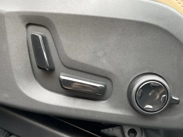 ボルボ ＸＣ６０ B5 AWD インスクリプション 静岡県 2021(令3)年 0.9万km 黒 ヘッドアップディスプレイ/ガラスルーフ/茶革/harman/kardonスピーカー/メモリー付きパワーシート/全席シートヒーター/ステアリングヒーター/純正ナビ/(Bluetooth/AppleCarPlay/iPod/USB/フルセグ)/インテリセーフ/BLIS/ACC/ワイヤレス充電/電動リアゲート/360°カメラ/純正19インチアルミホイール/ETC/ドライブレコーダー