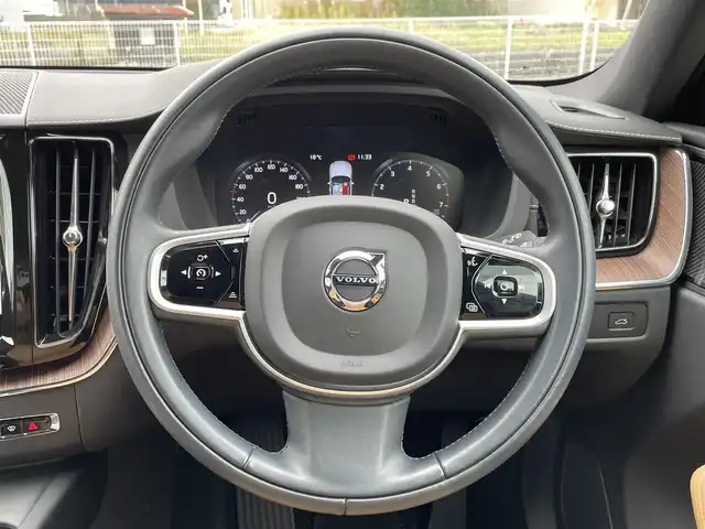 ボルボ ＸＣ６０ B5 AWD インスクリプション 静岡県 2021(令3)年 0.9万km 黒 ヘッドアップディスプレイ/ガラスルーフ/茶革/harman/kardonスピーカー/メモリー付きパワーシート/全席シートヒーター/ステアリングヒーター/純正ナビ/(Bluetooth/AppleCarPlay/iPod/USB/フルセグ)/インテリセーフ/BLIS/ACC/ワイヤレス充電/電動リアゲート/360°カメラ/純正19インチアルミホイール/ETC/ドライブレコーダー