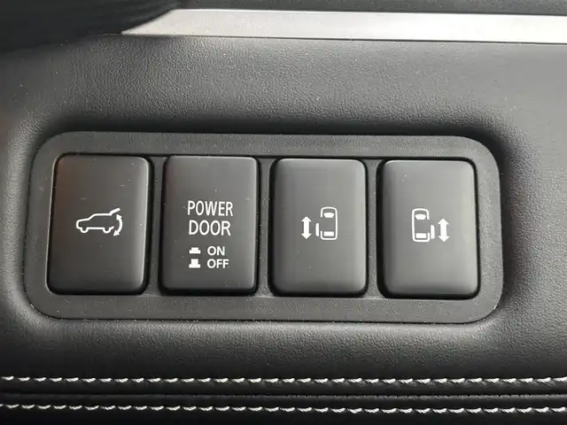 三菱 デリカＤ：５ シャモニー 奈良県 2024(令6)年 0.9万km ブラックダイヤモンド 純正10インチナビ/（フルセグ/BT/CD/DVD）/レーダークルーズコントロール/パドルシフト/バックカメラ/ブラインドスポットモニター/衝突軽減システム/レーンキープアシスト/パワーバックドア/両側パワースライドドア/運転席パワーシート/ステアリングヒーター/前方ドライブレコーダー/ＥＴＣ/純正18インチＡＷ/取り扱い説明書/スペアキーＸ１