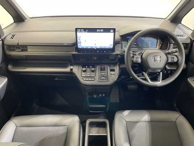 ホンダ ステップワゴン スパーダ eHEV 愛媛県 2025(令7)年 0.1千km プラチナホワイトパール スパーダ　e:HEV　4CJ4AP3　11.4インチナビHonda CONNECTナビ LXM-247VFLi(317900円)　15.6インチ リア席モニター VM-231FE(149600円)/登録済未使用車／純正１５．６インチ後席用モニター／純正１１．４インチホンダコネクトナビ／アダプティブクルーズコントロール／両側電動スライドドア／シートヒーター／ブラインドスポットモニター／オットマン