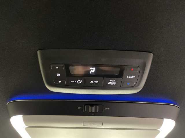 ホンダ ステップワゴン スパーダ eHEV 愛媛県 2025(令7)年 0.1千km プラチナホワイトパール スパーダ　e:HEV　4CJ4AP3　11.4インチナビHonda CONNECTナビ LXM-247VFLi(317900円)　15.6インチ リア席モニター VM-231FE(149600円)/登録済未使用車／純正１５．６インチ後席用モニター／純正１１．４インチホンダコネクトナビ／アダプティブクルーズコントロール／両側電動スライドドア／シートヒーター／ブラインドスポットモニター／オットマン