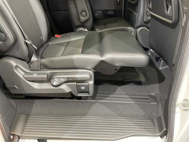 ホンダ ステップワゴン スパーダ eHEV 愛媛県 2025(令7)年 0.1千km プラチナホワイトパール スパーダ　e:HEV　4CJ4AP3　11.4インチナビHonda CONNECTナビ LXM-247VFLi(317900円)　15.6インチ リア席モニター VM-231FE(149600円)/登録済未使用車／純正１５．６インチ後席用モニター／純正１１．４インチホンダコネクトナビ／アダプティブクルーズコントロール／両側電動スライドドア／シートヒーター／ブラインドスポットモニター／オットマン