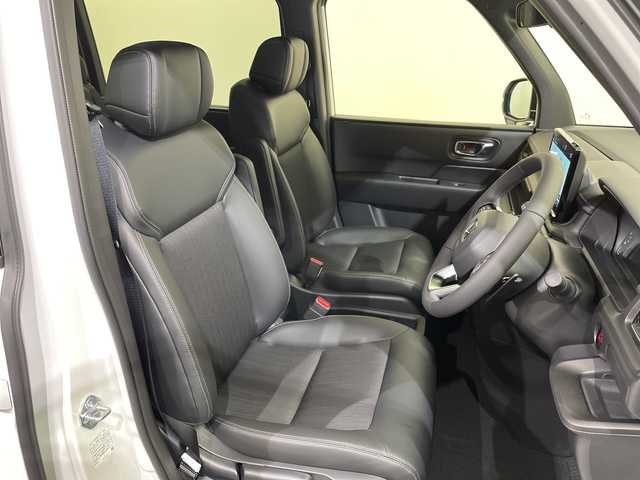 ホンダ ステップワゴン スパーダ eHEV 愛媛県 2025(令7)年 0.1千km プラチナホワイトパール スパーダ　e:HEV　4CJ4AP3　11.4インチナビHonda CONNECTナビ LXM-247VFLi(317900円)　15.6インチ リア席モニター VM-231FE(149600円)/登録済未使用車／純正１５．６インチ後席用モニター／純正１１．４インチホンダコネクトナビ／アダプティブクルーズコントロール／両側電動スライドドア／シートヒーター／ブラインドスポットモニター／オットマン