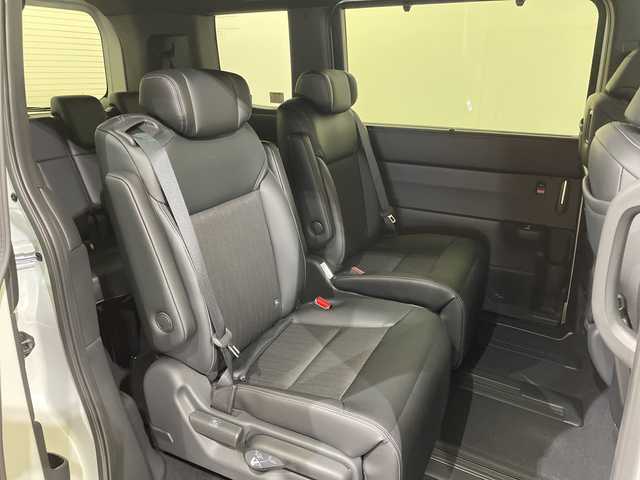 ホンダ ステップワゴン スパーダ eHEV 愛媛県 2025(令7)年 0.1千km プラチナホワイトパール スパーダ　e:HEV　4CJ4AP3　11.4インチナビHonda CONNECTナビ LXM-247VFLi(317900円)　15.6インチ リア席モニター VM-231FE(149600円)/登録済未使用車／純正１５．６インチ後席用モニター／純正１１．４インチホンダコネクトナビ／アダプティブクルーズコントロール／両側電動スライドドア／シートヒーター／ブラインドスポットモニター／オットマン