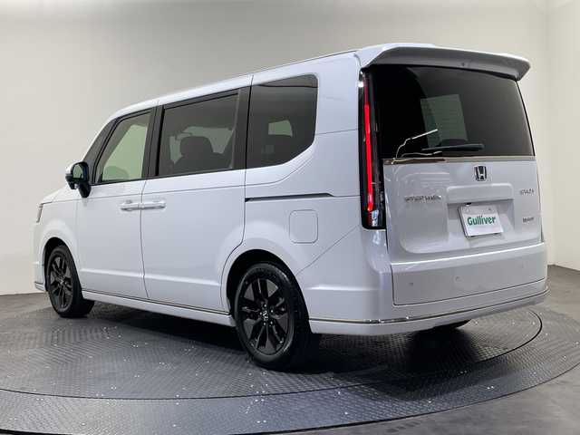 ホンダ ステップワゴン スパーダ eHEV 愛媛県 2025(令7)年 0.1千km プラチナホワイトパール スパーダ　e:HEV　4CJ4AP3　11.4インチナビHonda CONNECTナビ LXM-247VFLi(317900円)　15.6インチ リア席モニター VM-231FE(149600円)/登録済未使用車／純正１５．６インチ後席用モニター／純正１１．４インチホンダコネクトナビ／アダプティブクルーズコントロール／両側電動スライドドア／シートヒーター／ブラインドスポットモニター／オットマン