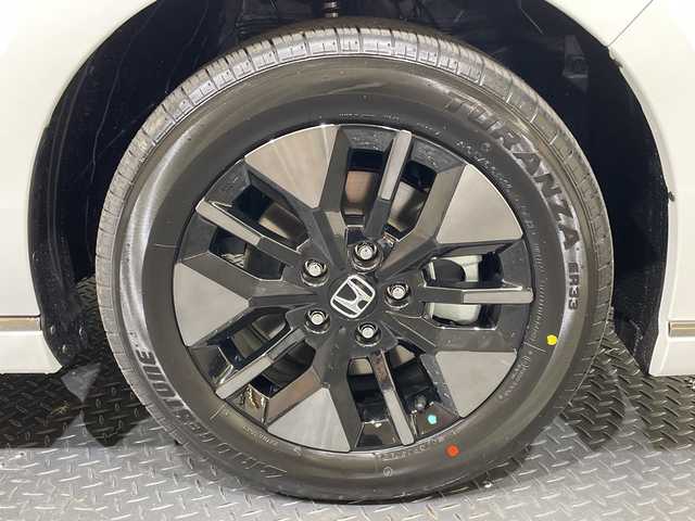 ホンダ ステップワゴン スパーダ eHEV 愛媛県 2025(令7)年 0.1千km プラチナホワイトパール スパーダ　e:HEV　4CJ4AP3　11.4インチナビHonda CONNECTナビ LXM-247VFLi(317900円)　15.6インチ リア席モニター VM-231FE(149600円)/登録済未使用車／純正１５．６インチ後席用モニター／純正１１．４インチホンダコネクトナビ／アダプティブクルーズコントロール／両側電動スライドドア／シートヒーター／ブラインドスポットモニター／オットマン