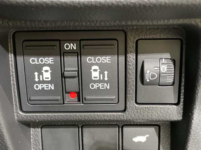 ホンダ ステップワゴン スパーダ eHEV 愛媛県 2025(令7)年 0.1千km プラチナホワイトパール スパーダ　e:HEV　4CJ4AP3　11.4インチナビHonda CONNECTナビ LXM-247VFLi(317900円)　15.6インチ リア席モニター VM-231FE(149600円)/登録済未使用車／純正１５．６インチ後席用モニター／純正１１．４インチホンダコネクトナビ／アダプティブクルーズコントロール／両側電動スライドドア／シートヒーター／ブラインドスポットモニター／オットマン