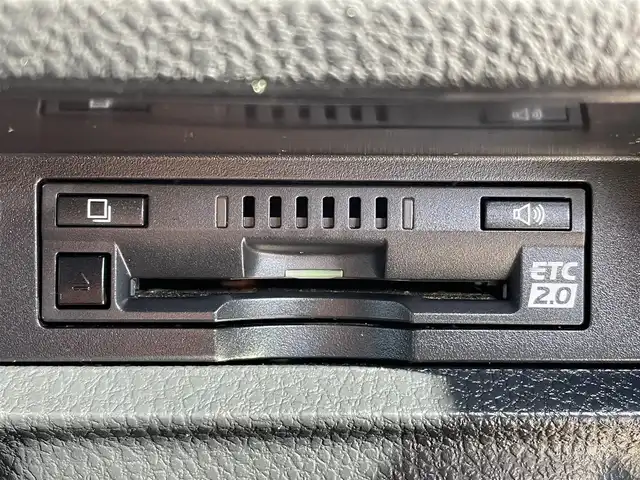 トヨタ エスクァイア ハイブリッド Gi 大阪府 2018(平30)年 4.1万km ブラック 純正9インチナビ/・BT/フルセグTV//純正12インチフリップダウンモニター/バックカメラ/トヨタセーフティセンス/両側パワースライドドア/クルーズコントロール/ビルトインETC2.0/黒レザーシート/シートヒーター/純正フロアマット/純正15インチAW/LEDヘッド・フォグ/取説