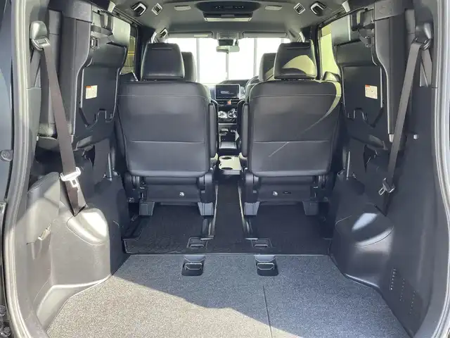 トヨタ エスクァイア ハイブリッド Gi 大阪府 2018(平30)年 4.1万km ブラック 純正9インチナビ/・BT/フルセグTV//純正12インチフリップダウンモニター/バックカメラ/トヨタセーフティセンス/両側パワースライドドア/クルーズコントロール/ビルトインETC2.0/黒レザーシート/シートヒーター/純正フロアマット/純正15インチAW/LEDヘッド・フォグ/取説