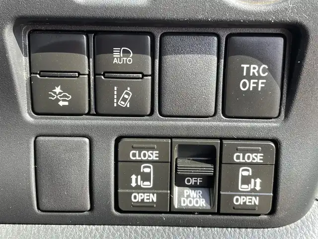 トヨタ エスクァイア ハイブリッド Gi 大阪府 2018(平30)年 4.1万km ブラック 純正9インチナビ/・BT/フルセグTV//純正12インチフリップダウンモニター/バックカメラ/トヨタセーフティセンス/両側パワースライドドア/クルーズコントロール/ビルトインETC2.0/黒レザーシート/シートヒーター/純正フロアマット/純正15インチAW/LEDヘッド・フォグ/取説