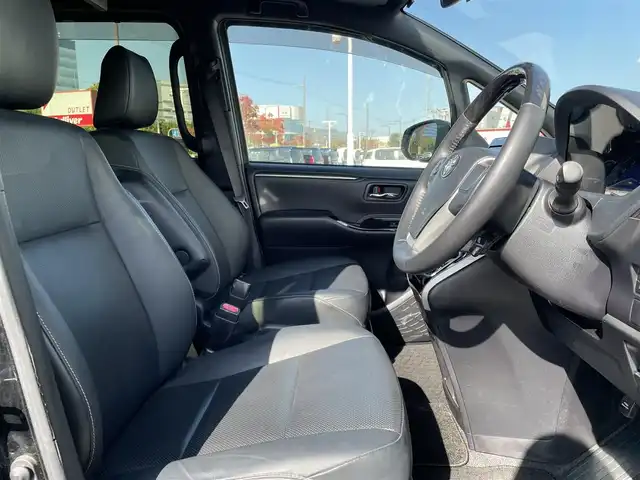 トヨタ エスクァイア ハイブリッド Gi 大阪府 2018(平30)年 4.1万km ブラック 純正9インチナビ/・BT/フルセグTV//純正12インチフリップダウンモニター/バックカメラ/トヨタセーフティセンス/両側パワースライドドア/クルーズコントロール/ビルトインETC2.0/黒レザーシート/シートヒーター/純正フロアマット/純正15インチAW/LEDヘッド・フォグ/取説