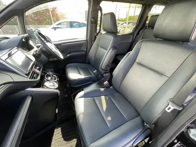 トヨタ エスクァイア ハイブリッド Gi 大阪府 2018(平30)年 4.1万km ブラック 純正9インチナビ/・BT/フルセグTV//純正12インチフリップダウンモニター/バックカメラ/トヨタセーフティセンス/両側パワースライドドア/クルーズコントロール/ビルトインETC2.0/黒レザーシート/シートヒーター/純正フロアマット/純正15インチAW/LEDヘッド・フォグ/取説