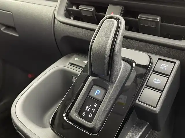 トヨタ シエンタ ハイブリッド Z 道央・札幌 2022(令4)年 3.4万km ホワイトパールクリスタルシャイン ・４ＷＤ/・ワンオーナー/・寒冷地仕様/・純正メモリナビ/・純正フリップダウンモニター/・全方位カメラ/・BT/USB/フルセグTV/・１００Ｖ電源/・ステアリングヒーター/・ブラインドスポットモニター/・シートヒーター/・レーンキープアシスト/・アダプティブクルーズコントロール/・アイドリング/・ビルトインETC2.0/・両側パワースライドドア/・オートライト/・オートマチックハイビーム/・LEDヘッドライト/・フロントフォグランプ/・コーナーセンサー/・クリアランスソナー