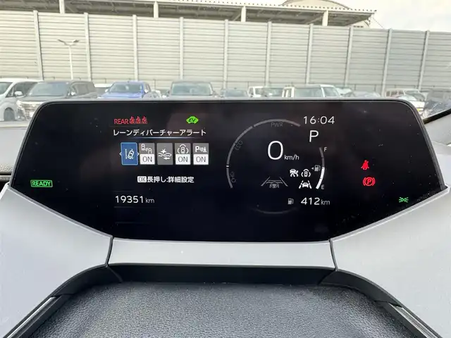 トヨタ プリウス Z 滋賀県 2024(令6)年 2万km ゴールド 禁煙車/純正ディスプレイオーディオ/（Miracast/Bluetooth/USB/フルセグTV）/パノラミックビューモニター/ビルトインETC/デジタルインナーミラー/プリクラッシュセーフティー/レーンディパーチャーアラート/ブラインドスポットモニター/プロアクティブドライビングアシスト/クリアランスソナー/リアクロストラフィックアラート/後方車両接近告知/リヤカメラディテクション/パーキングサポートブレーキ/安心降車アシスト/ロードサインアシスト/革巻きステアリング/レーダークルーズコントロール/ステアリングヒーター/ステアリングリモコン/パワーバックドア/レザーシート/D席シートメモリー/D席パワーシート/前席シートヒーター/前席ベンチレーション/LEDヘッドライト/フォグランプ/オートヘッドライト/オートマチックハイビーム/ヘッドライトレベライザー/電動パーキングブレーキ/オートホールドブレーキ/USB充電/AC100V/置くだけ充電/純正アルミホイール/社外フロアマット