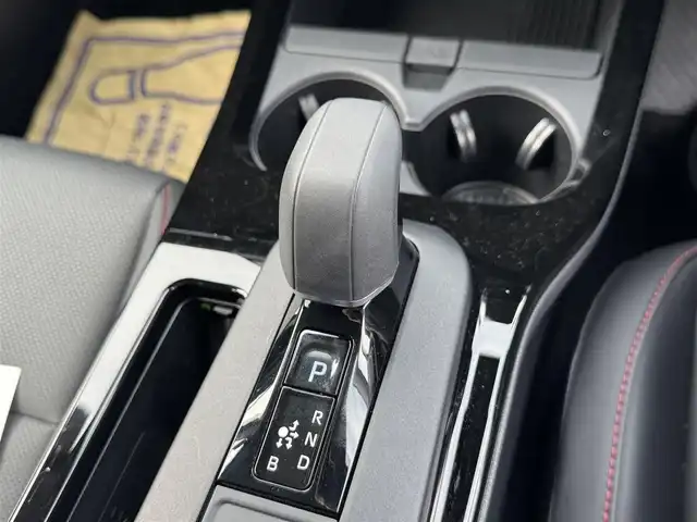 トヨタ プリウス Z 滋賀県 2024(令6)年 2万km ゴールド 禁煙車/純正ディスプレイオーディオ/（Miracast/Bluetooth/USB/フルセグTV）/パノラミックビューモニター/ビルトインETC/デジタルインナーミラー/プリクラッシュセーフティー/レーンディパーチャーアラート/ブラインドスポットモニター/プロアクティブドライビングアシスト/クリアランスソナー/リアクロストラフィックアラート/後方車両接近告知/リヤカメラディテクション/パーキングサポートブレーキ/安心降車アシスト/ロードサインアシスト/革巻きステアリング/レーダークルーズコントロール/ステアリングヒーター/ステアリングリモコン/パワーバックドア/レザーシート/D席シートメモリー/D席パワーシート/前席シートヒーター/前席ベンチレーション/LEDヘッドライト/フォグランプ/オートヘッドライト/オートマチックハイビーム/ヘッドライトレベライザー/電動パーキングブレーキ/オートホールドブレーキ/USB充電/AC100V/置くだけ充電/純正アルミホイール/社外フロアマット