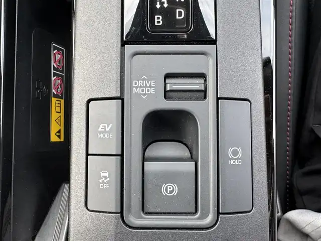 トヨタ プリウス Z 滋賀県 2024(令6)年 2万km ゴールド 禁煙車/純正ディスプレイオーディオ/（Miracast/Bluetooth/USB/フルセグTV）/パノラミックビューモニター/ビルトインETC/デジタルインナーミラー/プリクラッシュセーフティー/レーンディパーチャーアラート/ブラインドスポットモニター/プロアクティブドライビングアシスト/クリアランスソナー/リアクロストラフィックアラート/後方車両接近告知/リヤカメラディテクション/パーキングサポートブレーキ/安心降車アシスト/ロードサインアシスト/革巻きステアリング/レーダークルーズコントロール/ステアリングヒーター/ステアリングリモコン/パワーバックドア/レザーシート/D席シートメモリー/D席パワーシート/前席シートヒーター/前席ベンチレーション/LEDヘッドライト/フォグランプ/オートヘッドライト/オートマチックハイビーム/ヘッドライトレベライザー/電動パーキングブレーキ/オートホールドブレーキ/USB充電/AC100V/置くだけ充電/純正アルミホイール/社外フロアマット