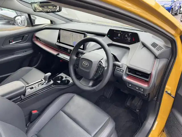 トヨタ プリウス Z 滋賀県 2024(令6)年 2万km ゴールド 禁煙車/純正ディスプレイオーディオ/（Miracast/Bluetooth/USB/フルセグTV）/パノラミックビューモニター/ビルトインETC/デジタルインナーミラー/プリクラッシュセーフティー/レーンディパーチャーアラート/ブラインドスポットモニター/プロアクティブドライビングアシスト/クリアランスソナー/リアクロストラフィックアラート/後方車両接近告知/リヤカメラディテクション/パーキングサポートブレーキ/安心降車アシスト/ロードサインアシスト/革巻きステアリング/レーダークルーズコントロール/ステアリングヒーター/ステアリングリモコン/パワーバックドア/レザーシート/D席シートメモリー/D席パワーシート/前席シートヒーター/前席ベンチレーション/LEDヘッドライト/フォグランプ/オートヘッドライト/オートマチックハイビーム/ヘッドライトレベライザー/電動パーキングブレーキ/オートホールドブレーキ/USB充電/AC100V/置くだけ充電/純正アルミホイール/社外フロアマット