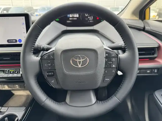 トヨタ プリウス Z 滋賀県 2024(令6)年 2万km ゴールド 禁煙車/純正ディスプレイオーディオ/（Miracast/Bluetooth/USB/フルセグTV）/パノラミックビューモニター/ビルトインETC/デジタルインナーミラー/プリクラッシュセーフティー/レーンディパーチャーアラート/ブラインドスポットモニター/プロアクティブドライビングアシスト/クリアランスソナー/リアクロストラフィックアラート/後方車両接近告知/リヤカメラディテクション/パーキングサポートブレーキ/安心降車アシスト/ロードサインアシスト/革巻きステアリング/レーダークルーズコントロール/ステアリングヒーター/ステアリングリモコン/パワーバックドア/レザーシート/D席シートメモリー/D席パワーシート/前席シートヒーター/前席ベンチレーション/LEDヘッドライト/フォグランプ/オートヘッドライト/オートマチックハイビーム/ヘッドライトレベライザー/電動パーキングブレーキ/オートホールドブレーキ/USB充電/AC100V/置くだけ充電/純正アルミホイール/社外フロアマット