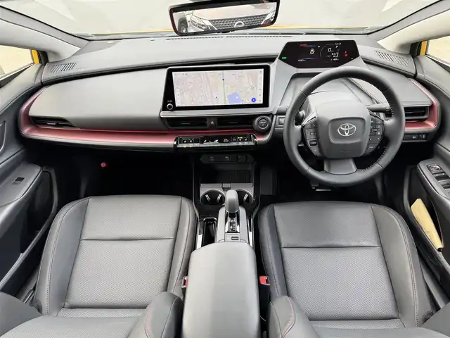 トヨタ プリウス Z 滋賀県 2024(令6)年 2万km ゴールド 禁煙車/純正ディスプレイオーディオ/（Miracast/Bluetooth/USB/フルセグTV）/パノラミックビューモニター/ビルトインETC/デジタルインナーミラー/プリクラッシュセーフティー/レーンディパーチャーアラート/ブラインドスポットモニター/プロアクティブドライビングアシスト/クリアランスソナー/リアクロストラフィックアラート/後方車両接近告知/リヤカメラディテクション/パーキングサポートブレーキ/安心降車アシスト/ロードサインアシスト/革巻きステアリング/レーダークルーズコントロール/ステアリングヒーター/ステアリングリモコン/パワーバックドア/レザーシート/D席シートメモリー/D席パワーシート/前席シートヒーター/前席ベンチレーション/LEDヘッドライト/フォグランプ/オートヘッドライト/オートマチックハイビーム/ヘッドライトレベライザー/電動パーキングブレーキ/オートホールドブレーキ/USB充電/AC100V/置くだけ充電/純正アルミホイール/社外フロアマット