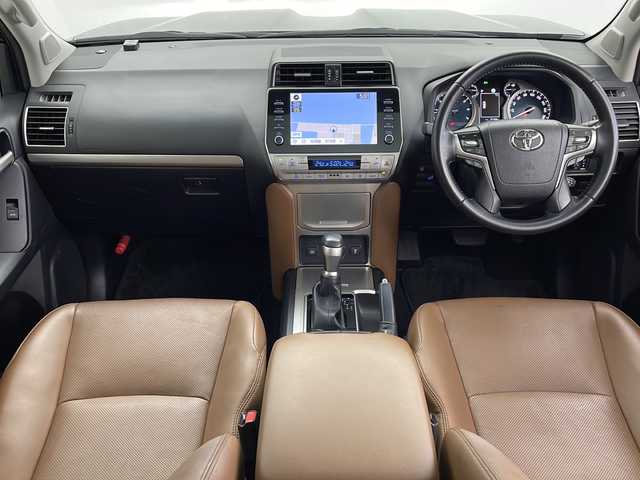 トヨタ ランドクルーザー プラド TX-L 70thアニバーサリーLTD 鹿児島県 2022(令4)年 3.1万km アティチュードブラックマイカ ワンオーナー/スマートキー×2/純正メーカーナビ/フルセグTV/Bluetooth/AppleCarPlay/AM/FM/全方位カメラ/トヨタスーパーサラウンドシステム/70th専用茶革レザーシート/70th専用純正フロアマット/D席/N席シートヒーター/D席/N席パワーシート/安全性能/・プリクラッシュセーフティ/・レーンデパーチャーアラート/・クルーズコントロール/ブラックルーフレール/純正18インチアルミホイール/ビルトインETC/保証書/取扱説明書
