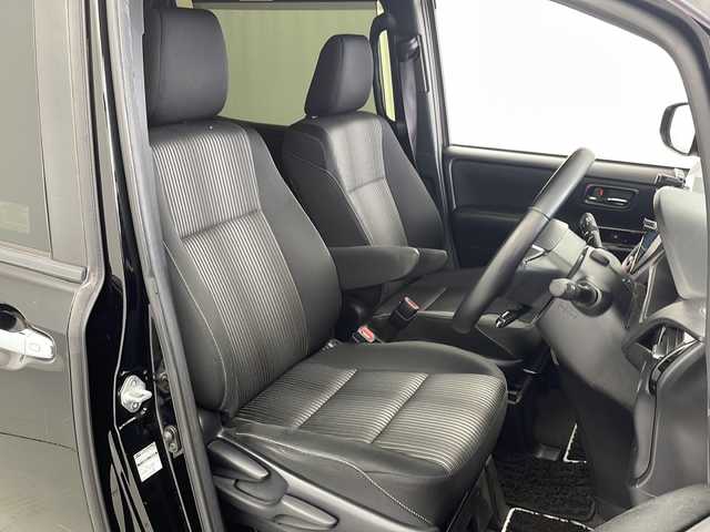 トヨタ ヴォクシー ZS 煌Ⅱ 岐阜県 2019(令1)年 8.6万km ブラック 純正ナビ/BT/フルセグ/CD/DVD/USB/HDMI/SD/衝突被害軽減システム/クルーズコントロール/レーンキープアシスト/オートハイビーム/バックカメラ/MTモード付MT/フォグランプ/LEDヘッドライト/ETC/両側パワースライドドア/スマートキー/プッシュスタート/スペアキー/革ステアリング/ステアリングスイッチ/純正フロアマット/純正アルミホイール/純正ドアバイザー
