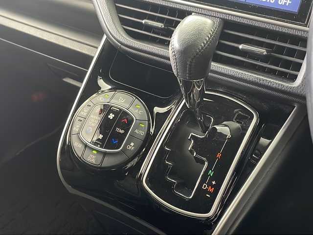 トヨタ ヴォクシー ZS 煌Ⅱ 岐阜県 2019(令1)年 8.6万km ブラック 純正ナビ/(BT/フルセグ/CD/DVD/USB/HDMI/SD)/衝突被害軽減システム/クルーズコントロール/レーンキープアシスト/オートハイビーム/バックカメラ/MTモード付MT/フォグランプ/LEDヘッドライト/ETC/両側パワースライドドア/スマートキー/プッシュスタート/スペアキー/革ステアリング/ステアリングスイッチ/純正フロアマット/純正アルミホイール/純正ドアバイザー