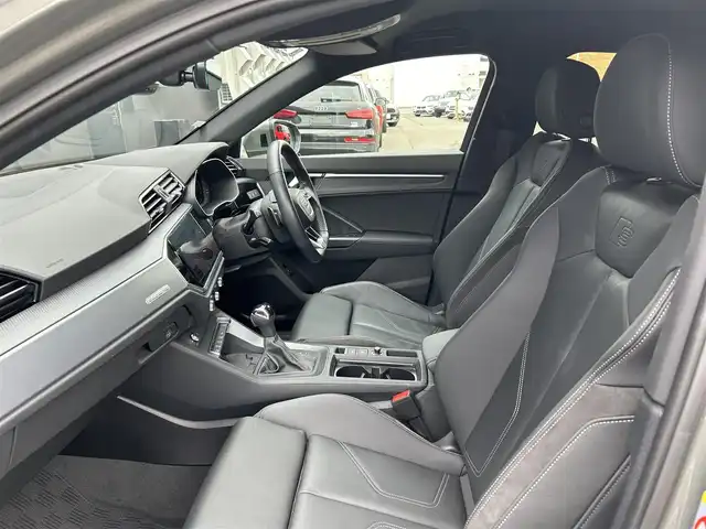 アウディ Ｑ３ SB 35TDIクワトロ Sライン 道東・釧路十勝 2020(令2)年 0.7万km グレー ベーシックパッケージ/　・黒革/シートヒーター/　・パワーシート/　・パワーバックドア/アシスタンスパッケージ/　・アダプティブクルーズアシスト/　・ハイビームアシスト/テクノロジーパッケージ/　・スマートフォンインターフェース/　・ワイヤレスチャージング/純正メモリナビ/SD/USB/BT/パドルシフト/純正ドライブレコーダー(前後)/360°カメラ/LEDヘッドライト/オートライト/リアフォグライト/純正19インチAW/ダウンヒルアシストコントロール/純正フロアマット/ETC/＜カラーコード：LX7G/クロノスグレーメタリック＞
