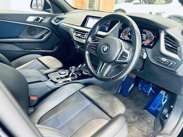 ＢＭＷ ＢＭＷ １１８ｄ Mスポーツ 大阪府 2020(令2)年 2.6万km サファイアブラックP ワンオーナー/インテリジェントセーフティ/ACC/ハーフレザー/Dメモリ付きパワーシート/純正ナビ/バックカメラ/applecarplay/純正18インチAW/LEDヘッドライト/電動リアゲート/ブラインドスポット/ワイヤレス充電