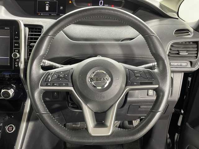 日産 セレナ ハイウェイスター Vセレクション 福岡県 2018(平30)年 6.5万km ダイヤモンドブラック 禁煙車/純正９型ナビ(MM517D-L)/・Bluetooth/・CD/DVD/Blu-ray/・SD音楽/・フルセグ/アラウンドビューモニター/フリップダウンモニター/両側パワースライドドア/パーキングアシスト/シートヒーター/クルーズコントロール/コーナーセンサー(前後)/衝突軽減/レーンキープ/ＥＴＣ/ドラレコ(前方)/エアバッグ(運転席/助手席/サイド/カーテン)/純正16インチアルミホイール(195/60/R16)