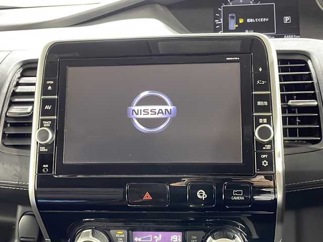 日産 セレナ ハイウェイスター Vセレクション 福岡県 2018(平30)年 6.5万km ダイヤモンドブラック 禁煙車/純正９型ナビ(MM517D-L)/・Bluetooth/・CD/DVD/Blu-ray/・SD音楽/・フルセグ/アラウンドビューモニター/フリップダウンモニター/両側パワースライドドア/パーキングアシスト/シートヒーター/クルーズコントロール/コーナーセンサー(前後)/衝突軽減/レーンキープ/ＥＴＣ/ドラレコ(前方)/エアバッグ(運転席/助手席/サイド/カーテン)/純正16インチアルミホイール(195/60/R16)
