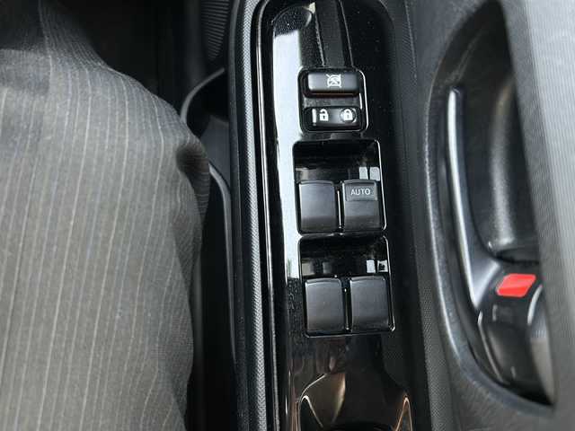 トヨタ アクア S スタイルブラック 愛知県 2019(令1)年 6.2万km シルバーM ワンオーナー/純正SDナビ/ワンセグTV・AM・FM・CD・Bluetooth/バックカメラ/プリクラッシュセーフティ/レーンディパーチャーアラート/オートハイビーム/LEDヘッドライト/オートライト/フォグランプ/クリアランスソナー/スマートキー/プッシュスタート/ETC/純正フロアマット/純正ドアバイザー/電動格納ミラー/ISOFIX/盗難防止装置/取扱説明書/保証書/ディーラー点検整備記録簿(R1/R2/R3/R5/R7)/スペアスマートキー