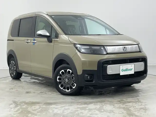 ホンダ フリード ハイブリット e:HEV クロスター 新潟県 2025(令7)年 0.1千km ベージュ 4WD/9インチ純正メモリナビ【LXM-242ZFNI】/フルセグTV/Bluetooth/AppleCarPlay/AndroidAuto/ホンダセンシング/・衝突被害軽減ブレーキ/・先行車発進お知らせ機能/・歩行者事故低減ステアリング/・路外逸脱抑制機能/・標識認識機能/・渋滞追従機能付アダプティブクルーズコントロール/・車線維持支援システム/・トラフィックジャムアシスト(渋滞運転支援機能)/・ブラインドスポットインフォメーション/・誤発進抑制機能/・後方誤発進抑制機能/・近距離衝突軽減ブレーキ/・急アクセル抑制機能/・パーキングセンサーシステム/・オートマチックハイビーム/ハーフレザーシート/前席シートヒーター/両側パワースライドドア/前後コーナーセンサー/バックモニター/LEDヘッドライト/横滑り防止装置