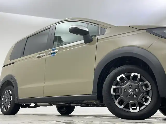 ホンダ フリード ハイブリット e:HEV クロスター 新潟県 2025(令7)年 0.1千km ベージュ 4WD/9インチ純正メモリナビ【LXM-242ZFNI】/フルセグTV/Bluetooth/AppleCarPlay/AndroidAuto/ホンダセンシング/・衝突被害軽減ブレーキ/・先行車発進お知らせ機能/・歩行者事故低減ステアリング/・路外逸脱抑制機能/・標識認識機能/・渋滞追従機能付アダプティブクルーズコントロール/・車線維持支援システム/・トラフィックジャムアシスト(渋滞運転支援機能)/・ブラインドスポットインフォメーション/・誤発進抑制機能/・後方誤発進抑制機能/・近距離衝突軽減ブレーキ/・急アクセル抑制機能/・パーキングセンサーシステム/・オートマチックハイビーム/ハーフレザーシート/前席シートヒーター/両側パワースライドドア/前後コーナーセンサー/バックモニター/LEDヘッドライト/横滑り防止装置