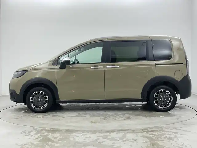 ホンダ フリード ハイブリット e:HEV クロスター 新潟県 2025(令7)年 0.1千km ベージュ 4WD/9インチ純正メモリナビ【LXM-242ZFNI】/フルセグTV/Bluetooth/AppleCarPlay/AndroidAuto/ホンダセンシング/・衝突被害軽減ブレーキ/・先行車発進お知らせ機能/・歩行者事故低減ステアリング/・路外逸脱抑制機能/・標識認識機能/・渋滞追従機能付アダプティブクルーズコントロール/・車線維持支援システム/・トラフィックジャムアシスト(渋滞運転支援機能)/・ブラインドスポットインフォメーション/・誤発進抑制機能/・後方誤発進抑制機能/・近距離衝突軽減ブレーキ/・急アクセル抑制機能/・パーキングセンサーシステム/・オートマチックハイビーム/ハーフレザーシート/前席シートヒーター/両側パワースライドドア/前後コーナーセンサー/バックモニター/LEDヘッドライト/横滑り防止装置
