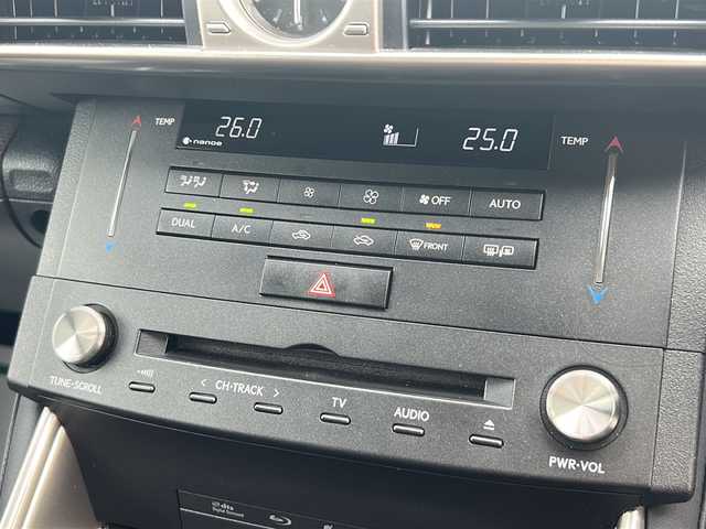 レクサス ＩＳ 300h Fスポーツ Xライン 佐賀県 2015(平27)年 7.6万km ホワイトノーヴァガラスフレーク 純正ナビ/CD/DVD/Bluetooth/USB/AUX/バックカメラ/専用L Texシート/シートヒーター＆エアシート/パワーシート/パドルシフト/スマートキー/ブラインドスポットモニター/前後クリアランスソナー/純正LEDヘッドライト/純正18インチアルミ/純正フロアマット/新車保証書/取扱説明書/プリクラッシュセーフティ/レーダークルーズコントロール