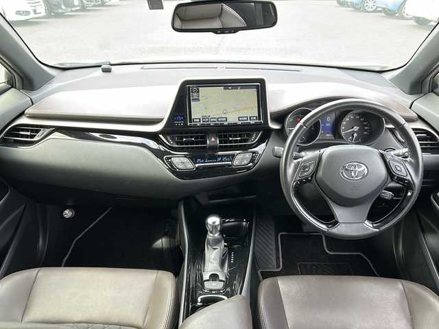 トヨタ Ｃ－ＨＲ G 茨城県 2018(平30)年 6.7万km ホワイトパールクリスタルシャイン 純正９インチメモリナビ【NSZT-Y66T】/(地デジTV・CD・DVD・BT・ラジオ再生)/レーダークルーズコントロール/レーンアシスト/衝突軽減ブレーキ/コーナーセンサー/ブラインドスポットモニター/ハーフレザーシート/シートヒーター/ドライブレコーダー/バックカメラ/ETC/オートライト/LEDヘッドライト/純正18inアルミホイール/フロアマット/スマートキー