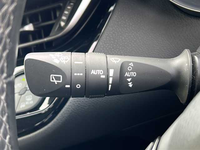 トヨタ Ｃ－ＨＲ G 茨城県 2018(平30)年 6.7万km ホワイトパールクリスタルシャイン 純正９インチメモリナビ【NSZT-Y66T】/(地デジTV・CD・DVD・BT・ラジオ再生)/レーダークルーズコントロール/レーンアシスト/衝突軽減ブレーキ/コーナーセンサー/ブラインドスポットモニター/ハーフレザーシート/シートヒーター/ドライブレコーダー/バックカメラ/ETC/オートライト/LEDヘッドライト/純正18inアルミホイール/フロアマット/スマートキー